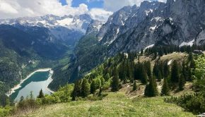 Gosausee und Gablonzer Hütte (rechts), hinten der Dachstein