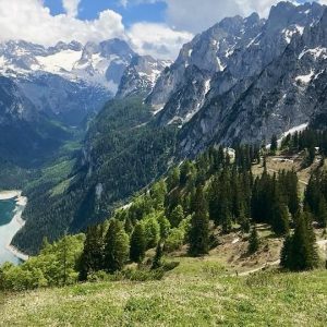 Gosausee und Gablonzer Hütte (rechts), hinten der Dachstein