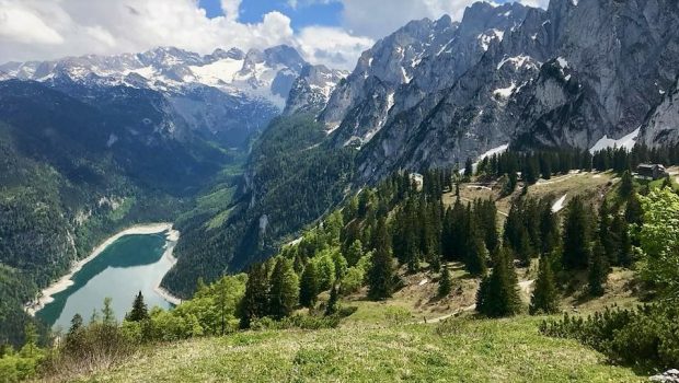 Gosausee und Gablonzer Hütte (rechts), hinten der Dachstein