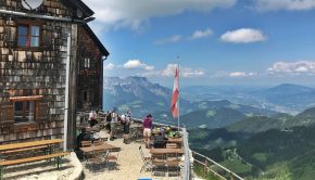 Das Purtschellerhaus, hinten der Hochthron