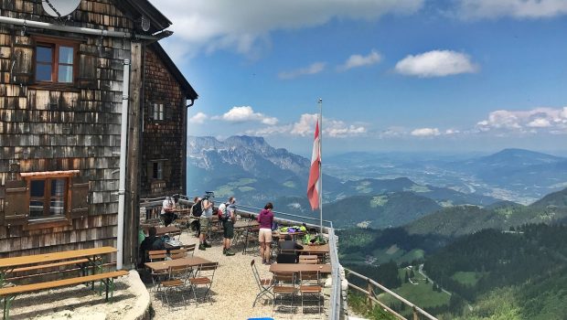 Das Purtschellerhaus, hinten der Hochthron