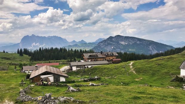 Das Straubinger Haus - dahinter der Kaiser, rechts Unterberghorn