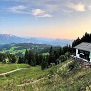 Das Spitzsteinhaus, hinten der Kaiser