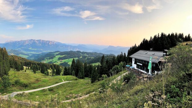 Das Spitzsteinhaus, hinten der Kaiser