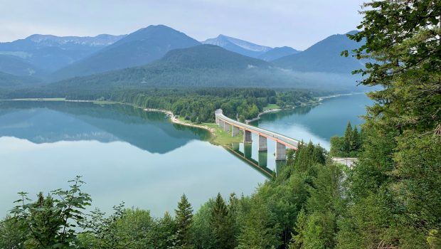 Sylvensteinbrücke bei Fall, dahinter der Roßkopf