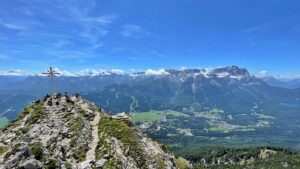 Die Kramerspitze, rechts Zugspitze & Eibsee - Top!