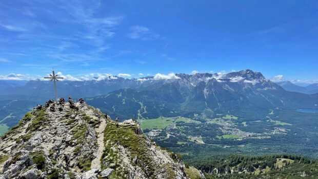 Die Kramerspitze, rechts Zugspitze & Eibsee - Top!