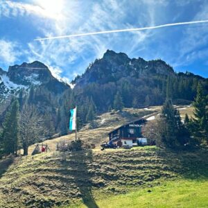 Die Bründlingalm, dahinter Hochfelln