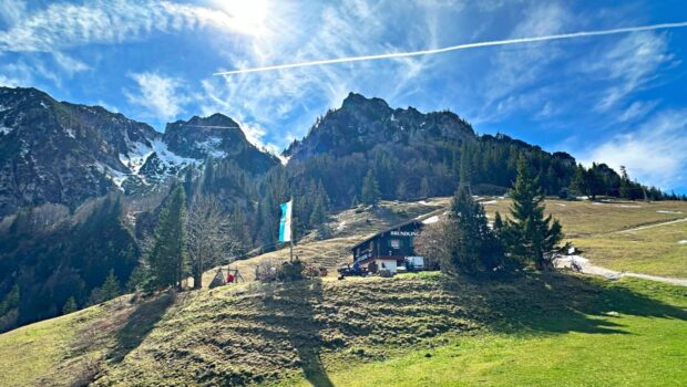 Die Bründlingalm, dahinter Hochfelln