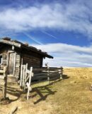 Schutzhütte am Großen Gabler, rechts das Gipfelkreuz