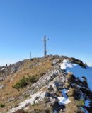 Der Gipfel des Gamsknogel, dahinter der Chiemsee