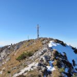 Der Gipfel des Gamsknogel, dahinter der Chiemsee