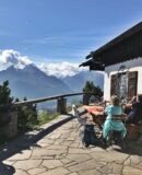 Am Gipfel mit Berggasthof und Watzmann-Blick