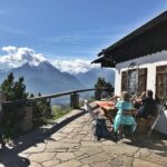 Am Gipfel mit Berggasthof und Watzmann-Blick