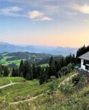 Das Spitzsteinhaus, hinten der Kaiser