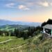 Das Spitzsteinhaus, hinten der Kaiser