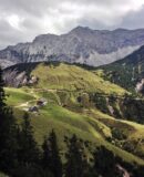 Blick auf Plumsjochhütte, dahinter Falzthurnjoch